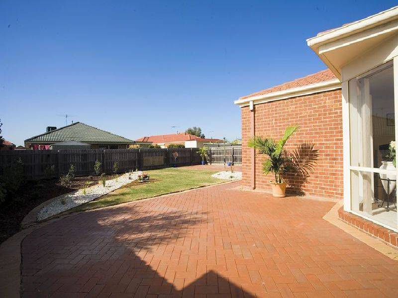 8 Corama Court, Sydenham VIC 3037