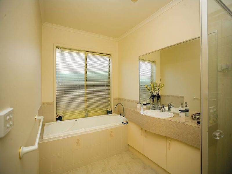 8 Corama Court, Sydenham VIC 3037