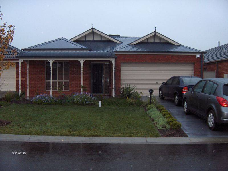 18 Pine Valley Rise, Craigieburn VIC 3064
