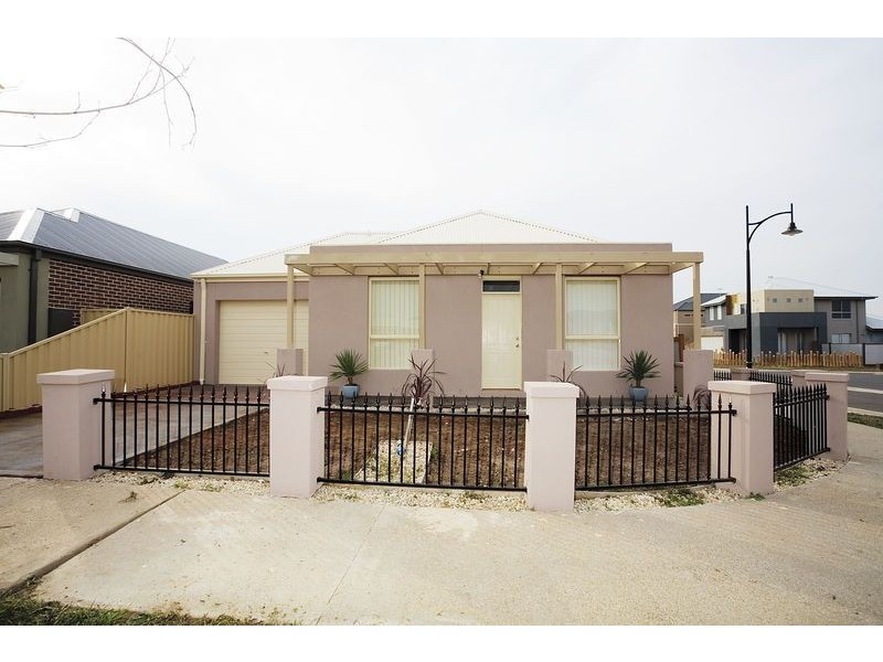 8 Clifton Lane, Caroline Springs VIC 3023