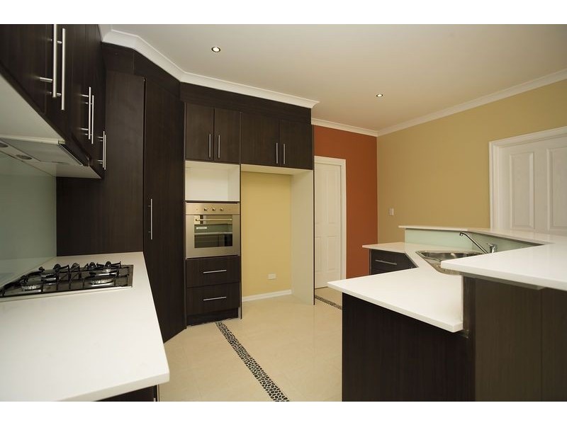 8 Clifton Lane, Caroline Springs VIC 3023
