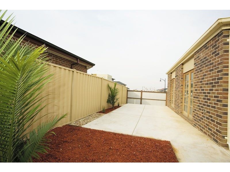 8 Clifton Lane, Caroline Springs VIC 3023