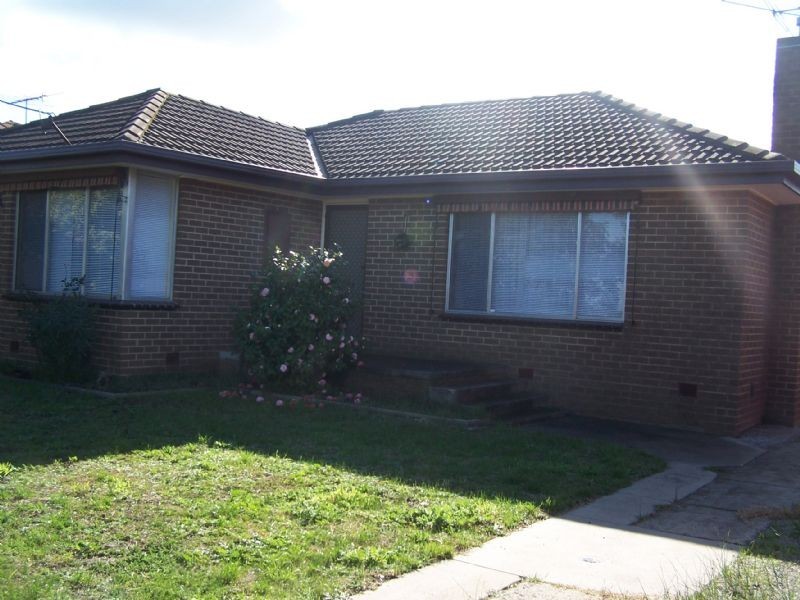 62 Railway Pde, Deer Park VIC 3023