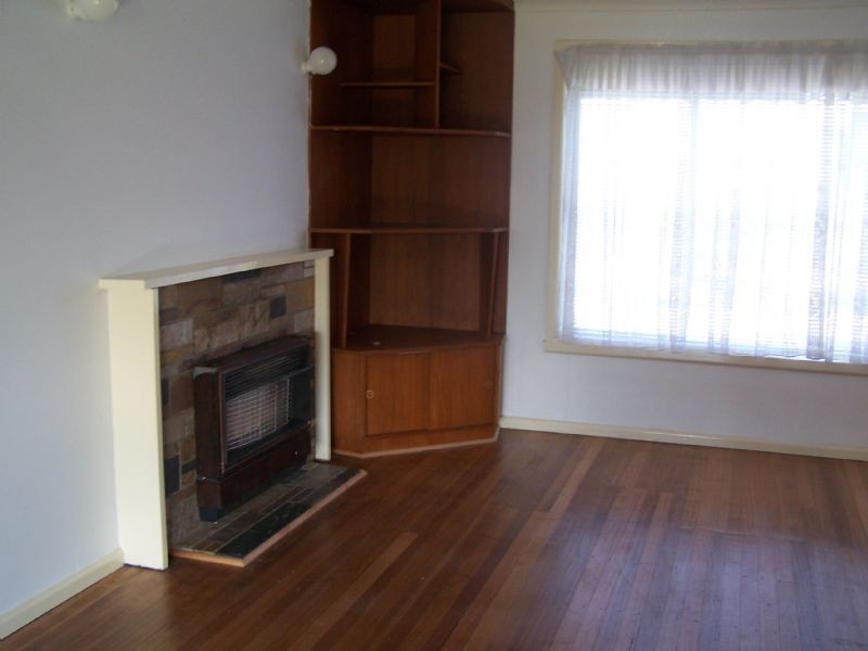 62 Railway Pde, Deer Park VIC 3023