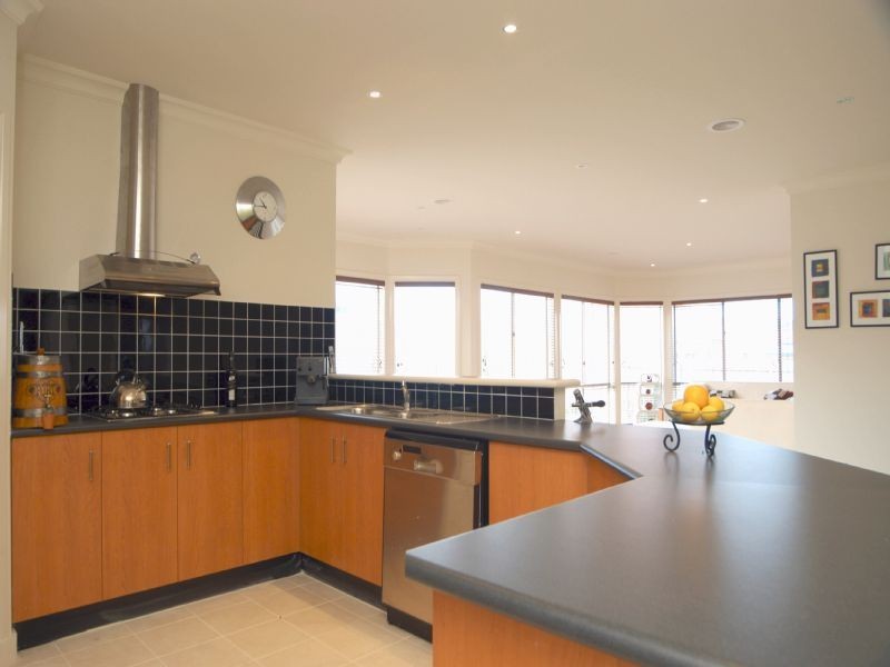 15 Lachlan Lane, Taylors Hill VIC 3037