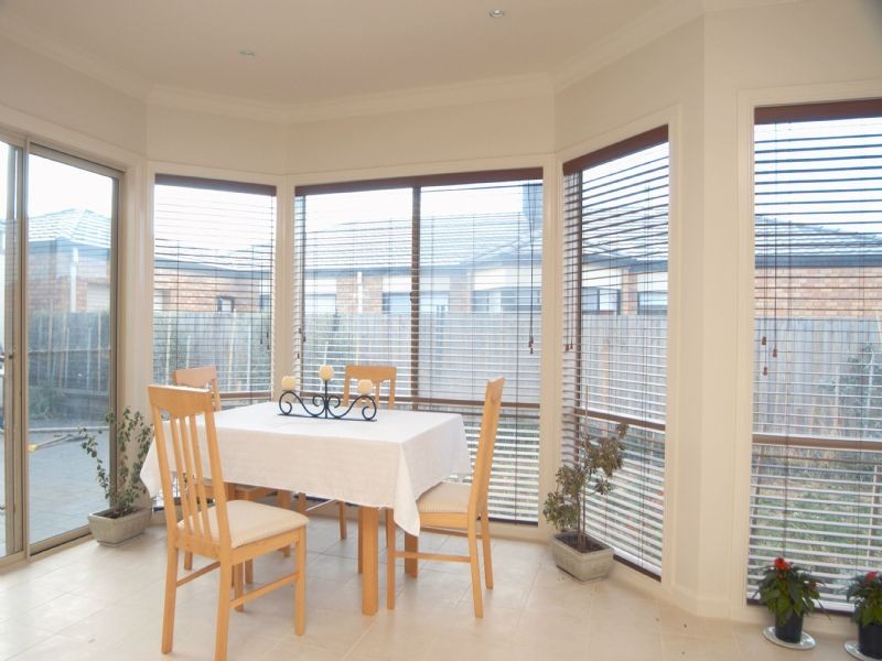 15 Lachlan Lane, Taylors Hill VIC 3037