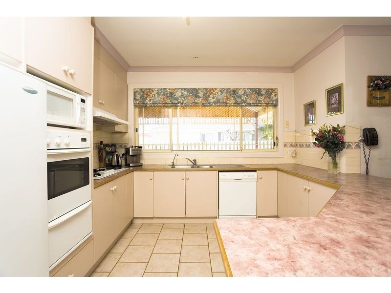 6 John Paul Drive, Hillside VIC 3037