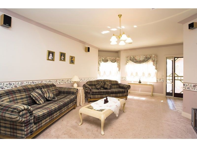 6 John Paul Drive, Hillside VIC 3037