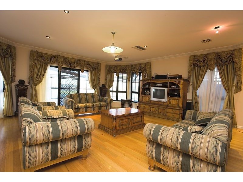 55 Cambridge Crescent , Taylors Lakes VIC 3038