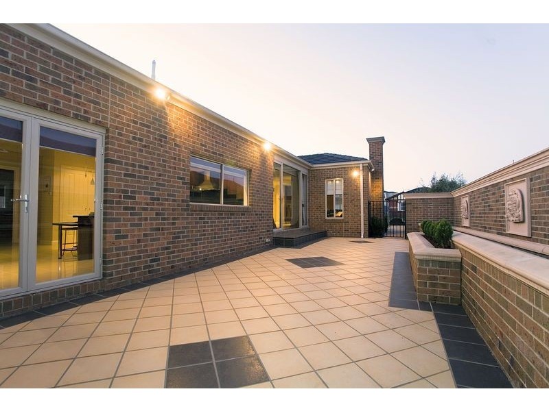 7 Sovereign Way, Hillside VIC 3037