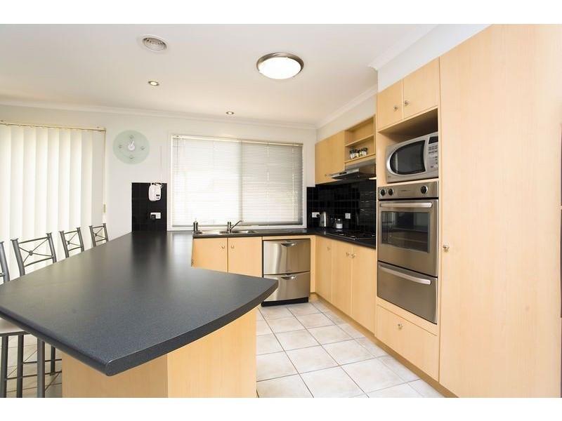 10 Lorraine Court, Hillside VIC 3037