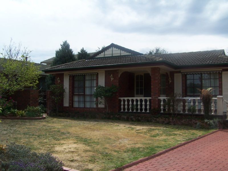 8 Malacoota Court, Taylors Lakes VIC 3038