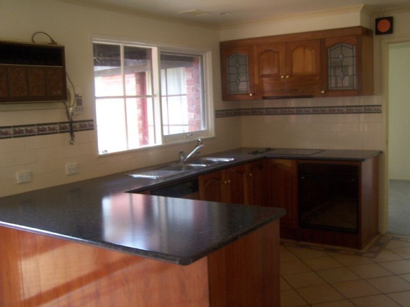 8 Malacoota Court, Taylors Lakes VIC 3038