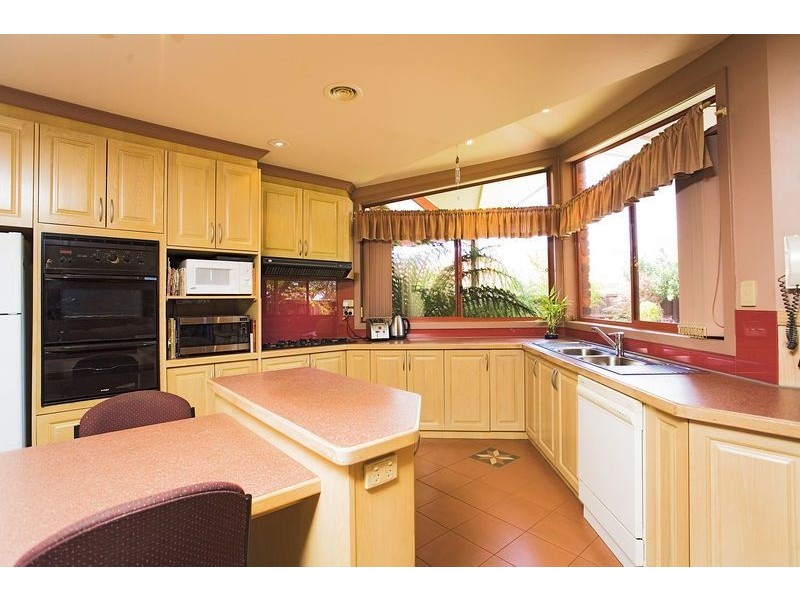5 Thorogood Court, Taylors Lakes VIC 3038