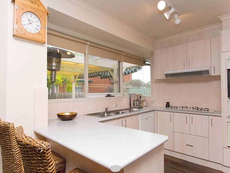 2 Madison Close, Taylors Lakes VIC 3038