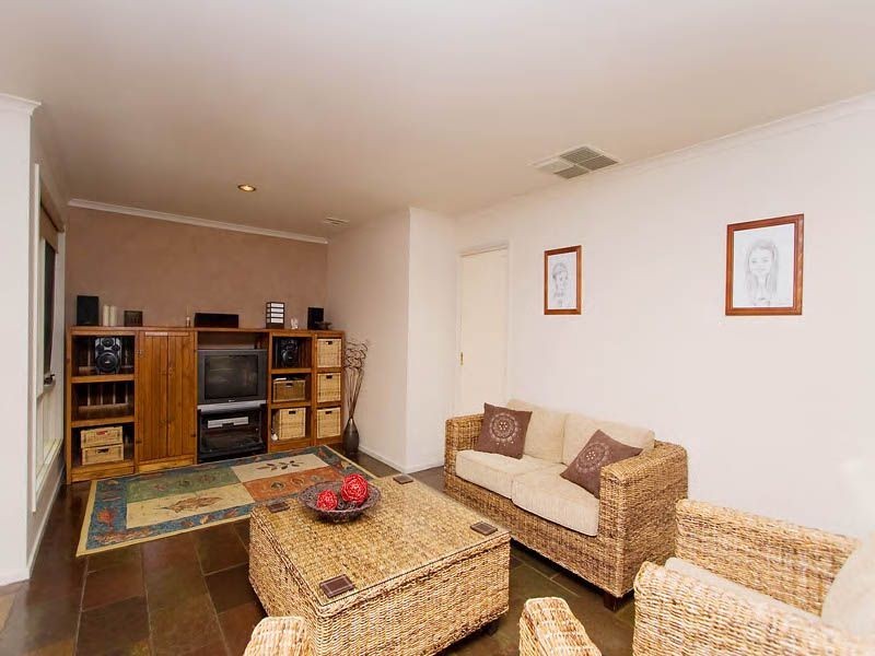2 Madison Close, Taylors Lakes VIC 3038
