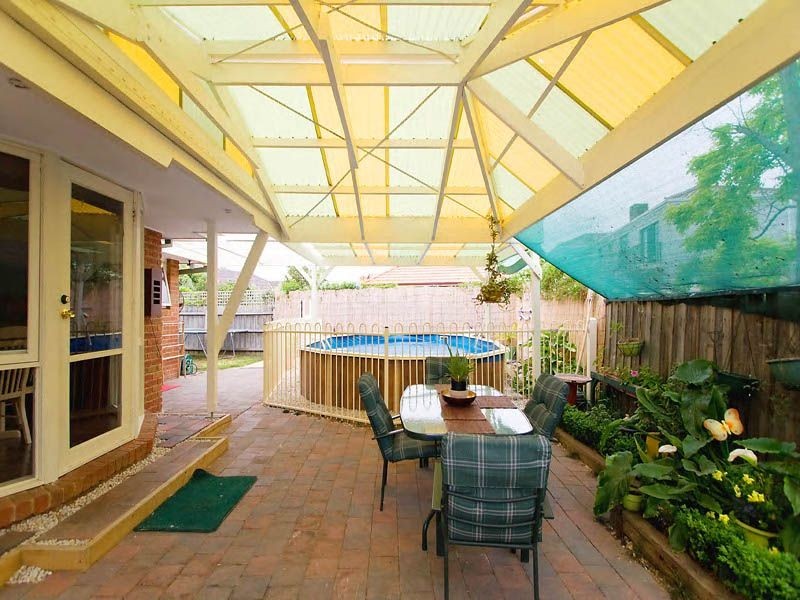 2 Madison Close, Taylors Lakes VIC 3038