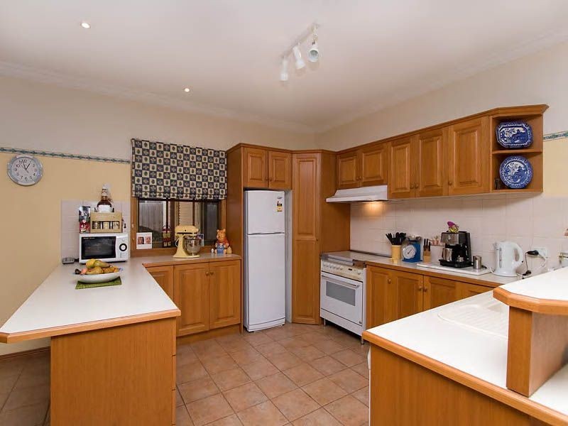 17  Honeyeater Crescent, Taylors Lakes VIC 3038