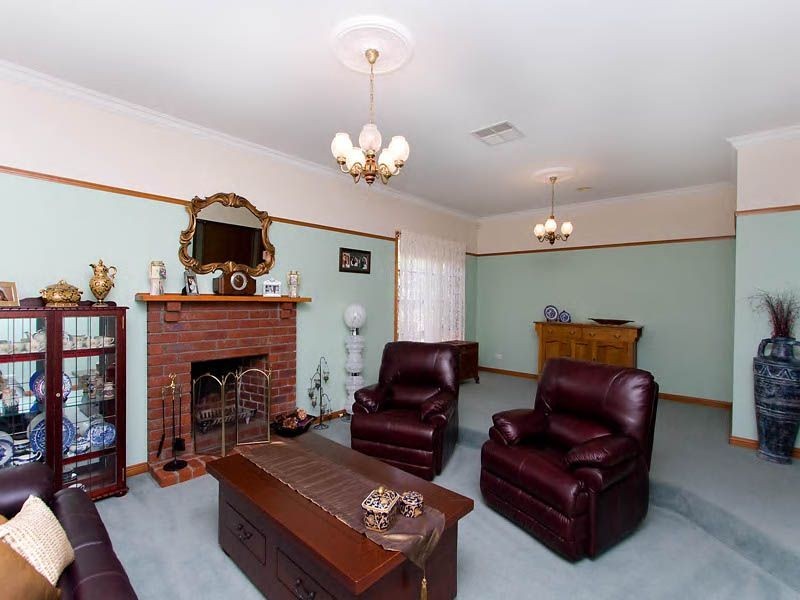 17  Honeyeater Crescent, Taylors Lakes VIC 3038