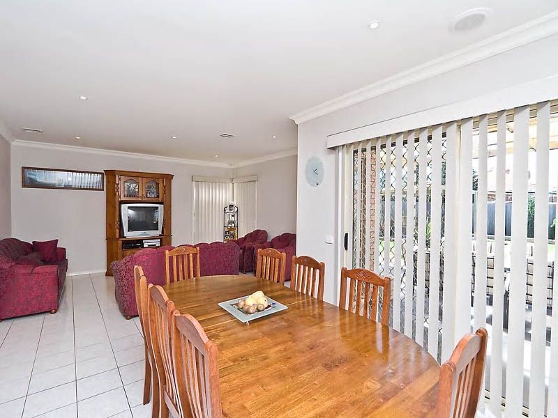 18 Graman Way, Taylors Hill VIC 3037