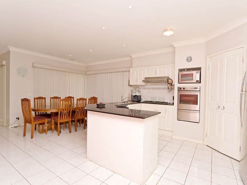 18 Graman Way, Taylors Hill VIC 3037