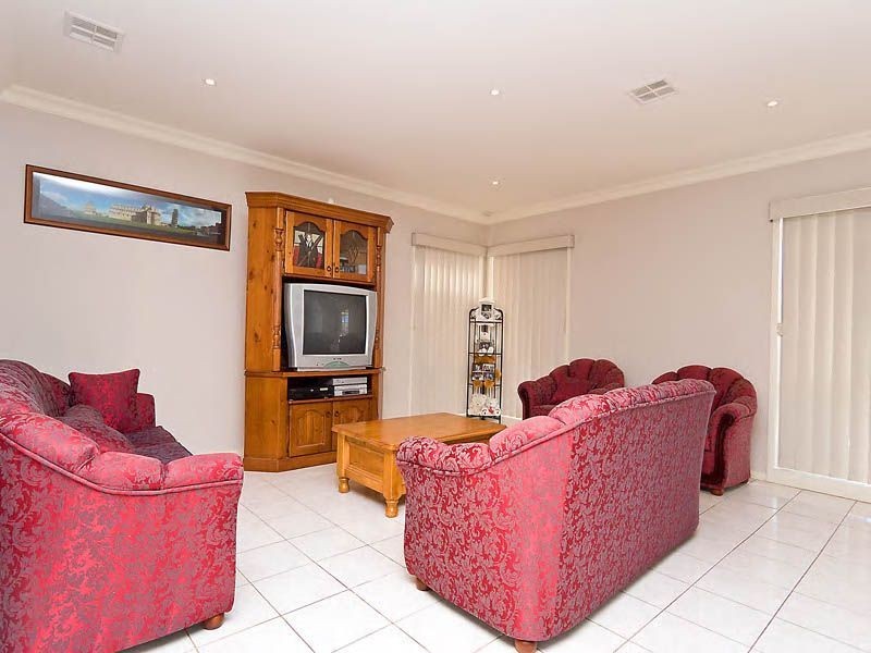 18 Graman Way, Taylors Hill VIC 3037