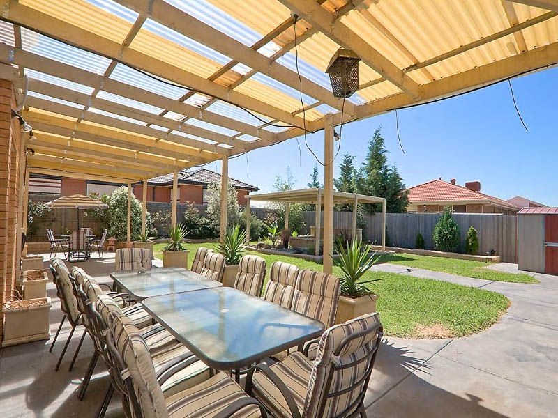 18 Graman Way, Taylors Hill VIC 3037