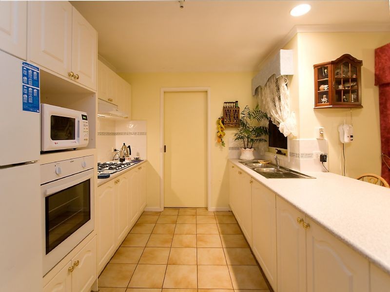 124 Chichester Drive, Taylors Lakes VIC 3038