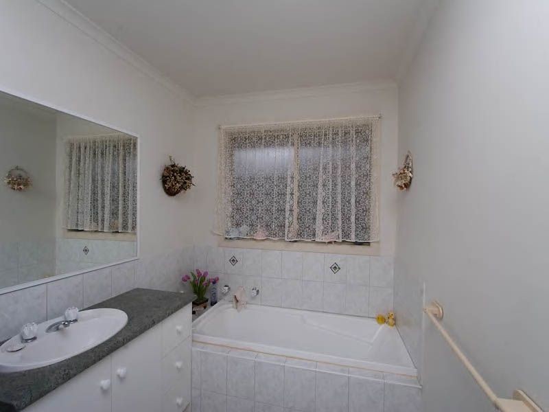 1/23 Santolin Drive, Hillside VIC 3037