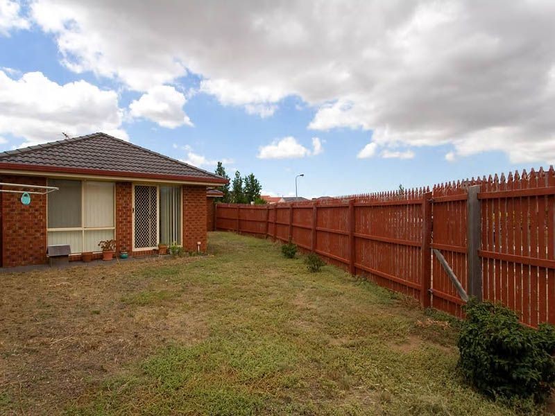 1/23 Santolin Drive, Hillside VIC 3037