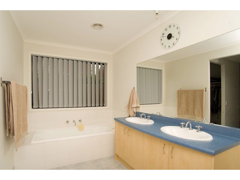 6 Georges Court, Taylors Hill VIC 3037