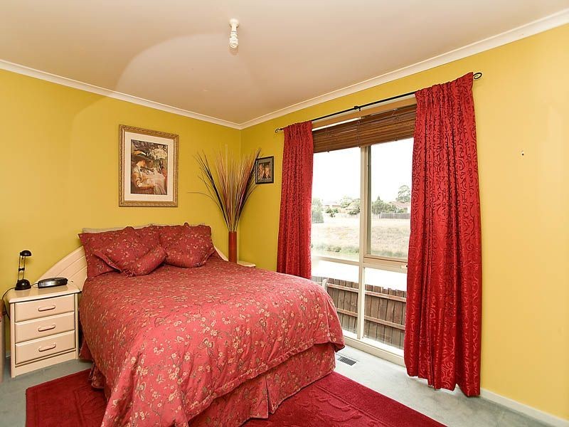 19 Village Avenue, Taylors Lakes VIC 3038