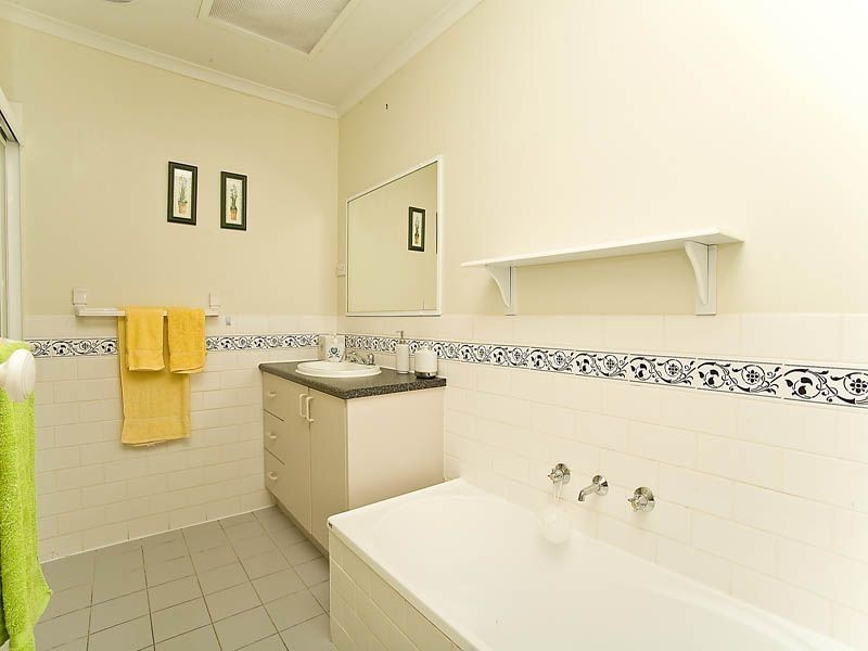 19 Village Avenue, Taylors Lakes VIC 3038