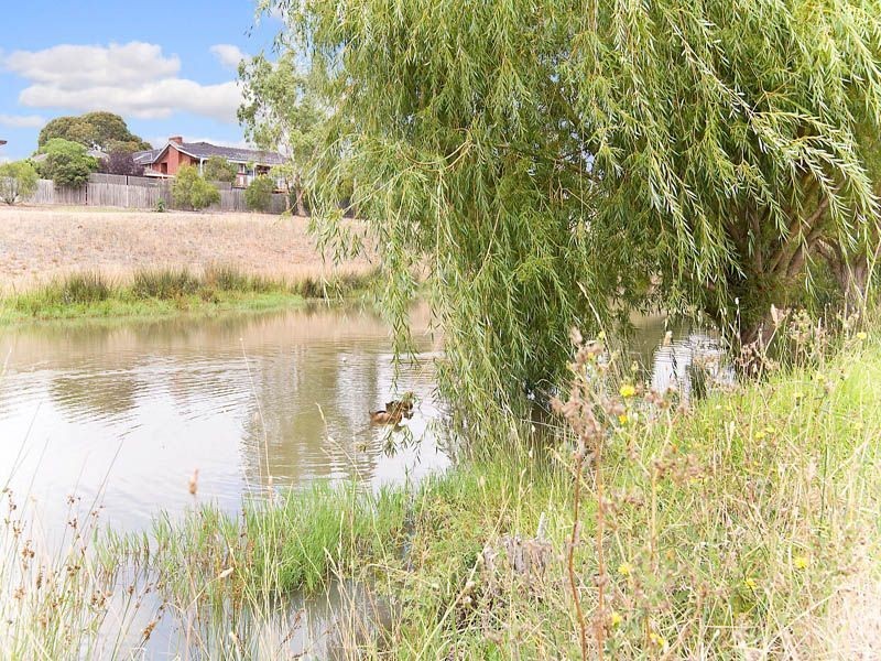 19 Village Avenue, Taylors Lakes VIC 3038