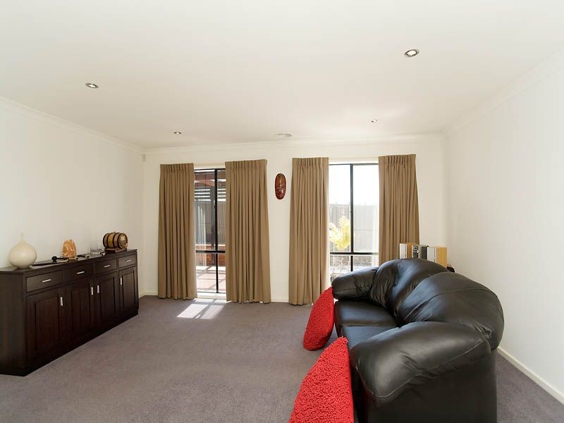 40 Klippel Way, Caroline Springs VIC 3023