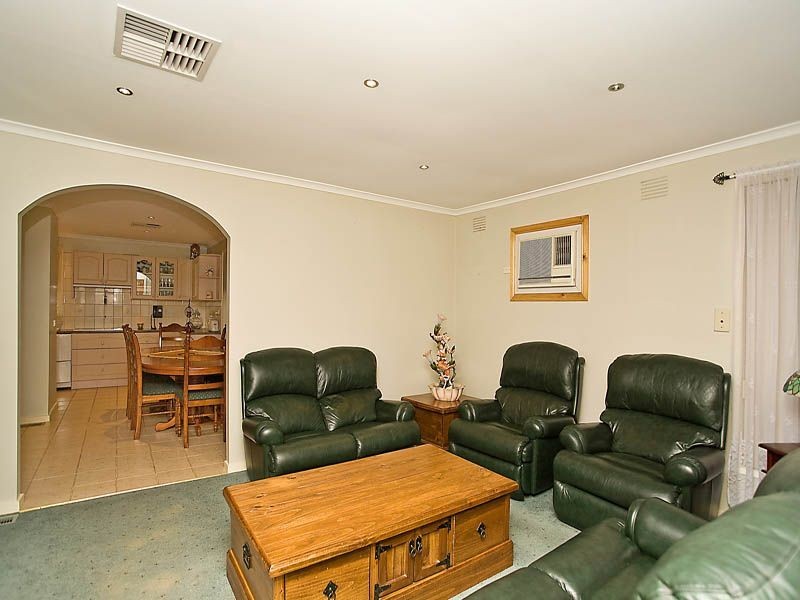 32 Tarana Crescent, Kings Park VIC 3021