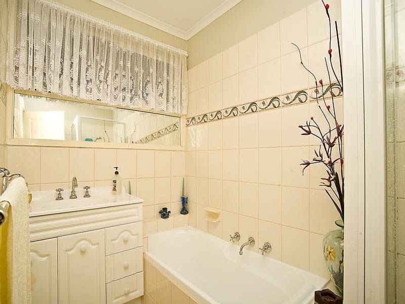32 Tarana Crescent, Kings Park VIC 3021