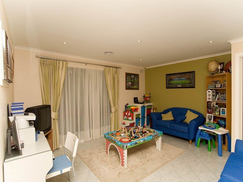 2 Rason Court, Keilor Downs VIC 3038