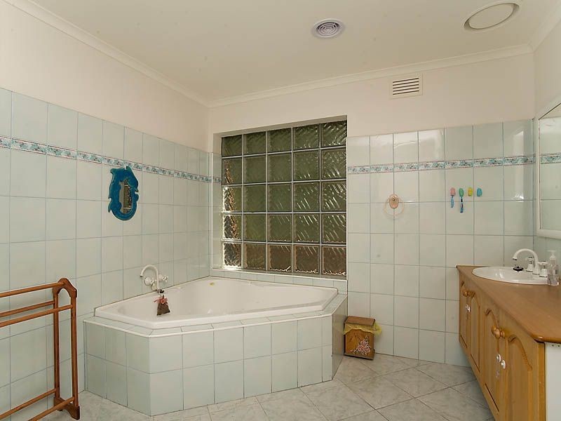 2 Rason Court, Keilor Downs VIC 3038