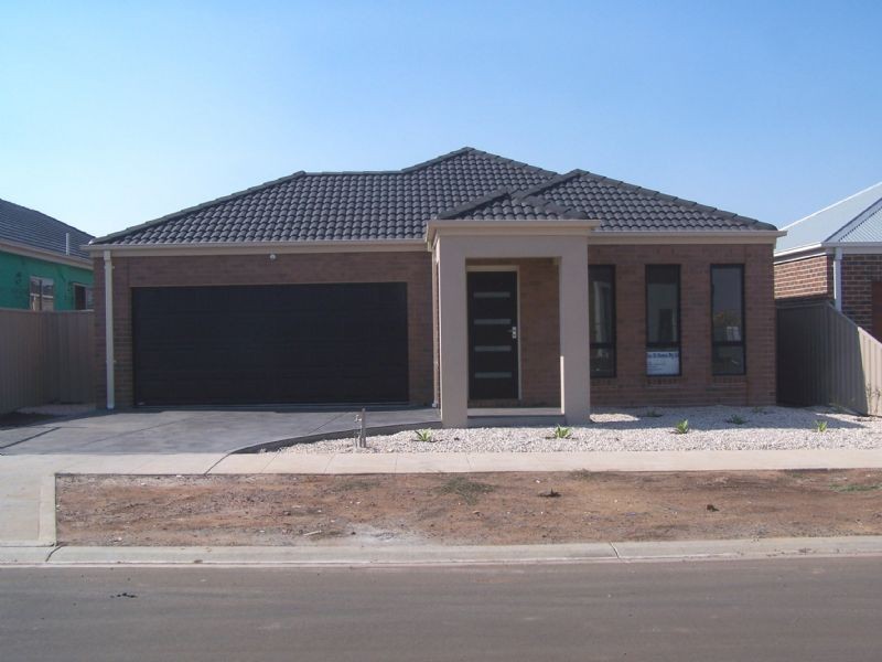 14 Mount Way, Caroline Springs VIC 3023