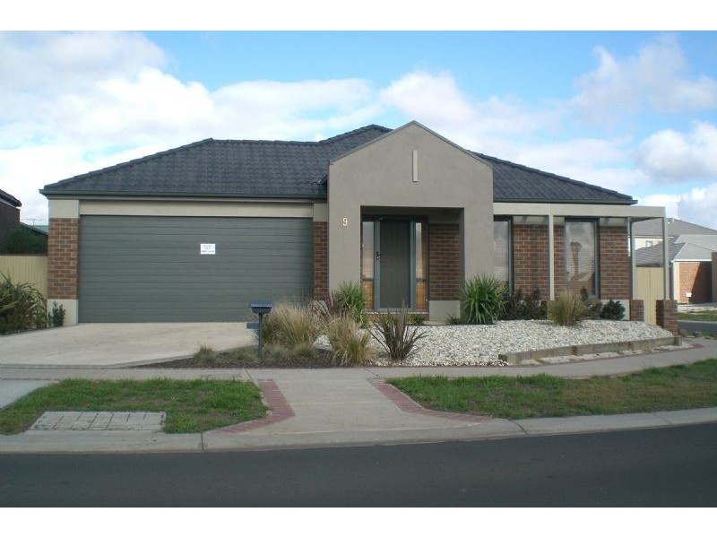 9 Edgebaston Parade, Caroline Springs VIC 3023
