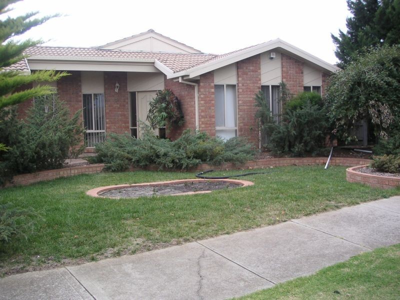 33 Sandpiper Drive, Taylors Lakes VIC 3038