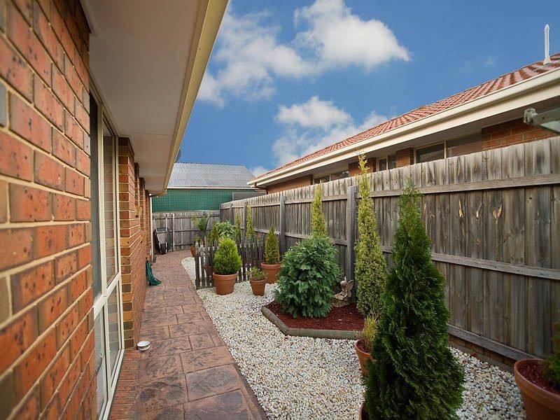 1/27 Delbridge Drive, Sydenham VIC 3037