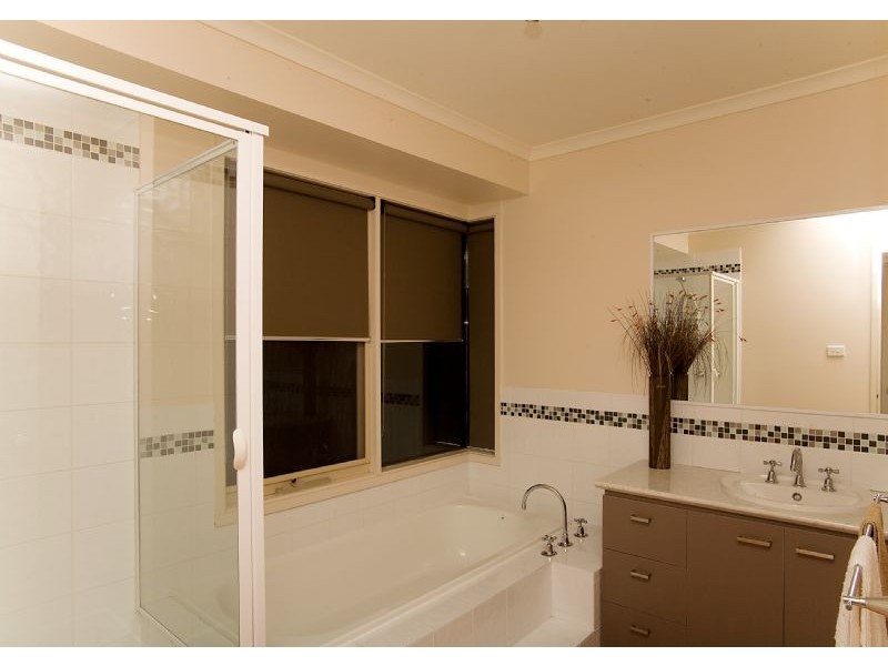 5 Midland Way, Taylors Lakes VIC 3038