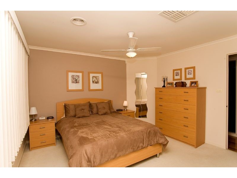 5 Midland Way, Taylors Lakes VIC 3038