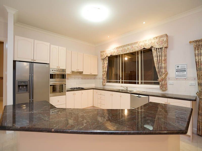 14 The Regency, Hillside VIC 3037
