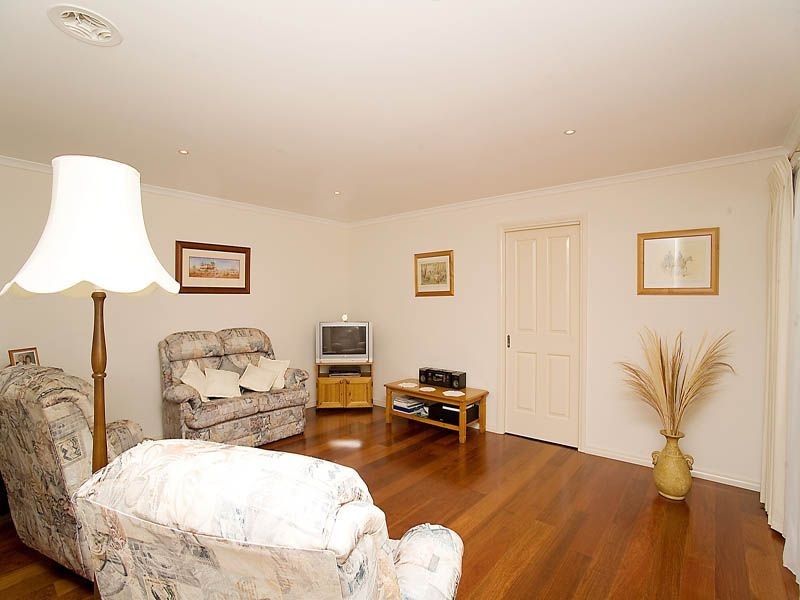 2/7 Jade Way, Hillside VIC 3037