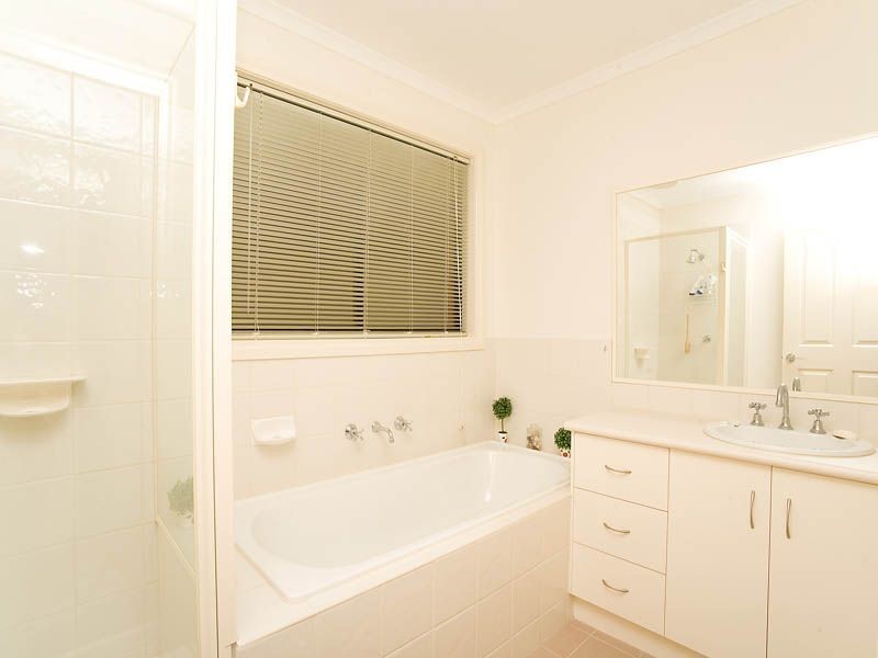 2/7 Jade Way, Hillside VIC 3037