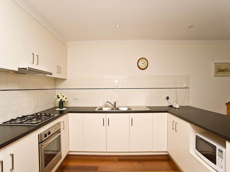 2/7 Jade Way, Hillside VIC 3037