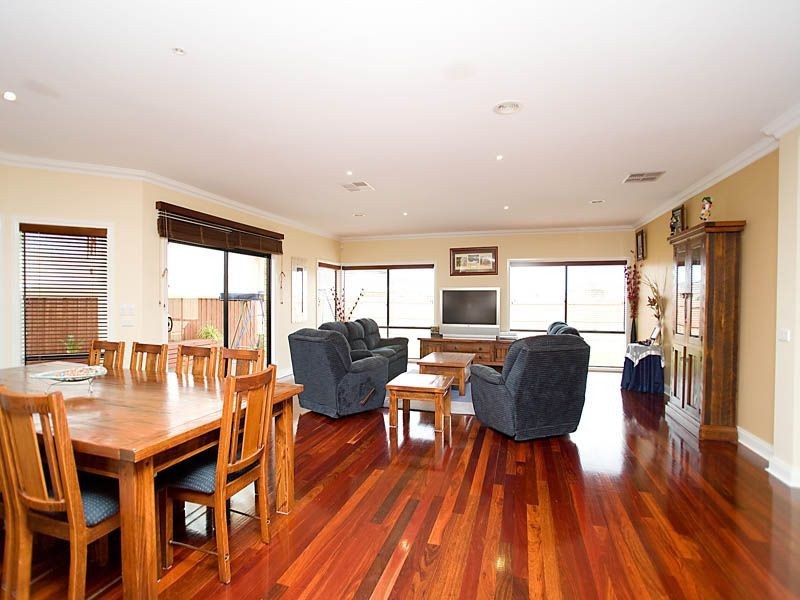 3 Brunswick Place, Taylors Hill VIC 3037